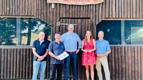 Digitalstaatssekretär Burghardt überreicht Zuwendungsbescheid an Verein der Freiwilligen Feuerwehr Birkert in Brombachtal.