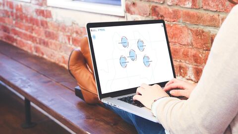 Tablet auf dem Schoss Tablet auf dem Schoss