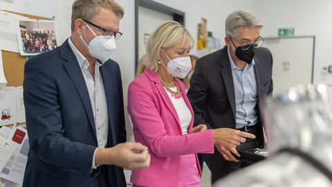 Digitalministerin Kristina Sinemus informiert sich bei CRS Medical in Aßlar über das gemeinsame Forschungsprojekt mit der Uni Siegen und der mbder GmbH: Künstliche Intelligenz bei Rettungseinsätzen. Digitalministerin Kristina Sinemus informiert sich bei CRS Medical in Aßlar über das gemeinsame Forschungsprojekt mit der Uni Siegen und der mbder GmbH: Künstliche Intelligenz bei Rettungseinsätzen.