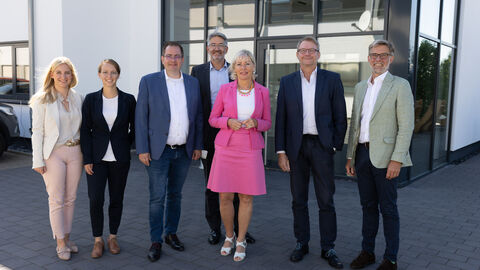 Digitalministerin Kristina Sinemus informiert sich bei CRS Medical in Aßlar über das gemeinsame Forschungsprojekt mit der Uni Siegen und der mbder GmbH: Künstliche Intelligenz bei Rettungseinsätzen.