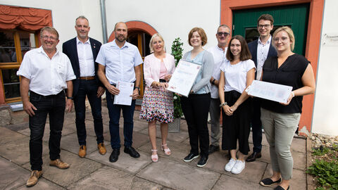 Digitalministerin Kristina Sinemus zeichnet die Gemeinde Eichenzell als Di@-Lotsen-Stützpunkt aus Digitalministerin Kristina Sinemus zeichnet die Gemeinde Eichenzell als Di@-Lotsen-Stützpunkt aus