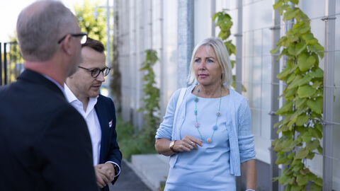 Besuch bei Equinix Digitalministerin Sinemus bei Equinix