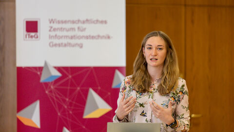 AI Forensics Eine Person hält einen Vortrag zum Forschungsprojekt AI Forensics