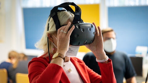 Digitalministerin Sinemus mit VR-Brille.