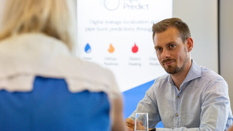 Digitalministerin Sinemus informiert sich bei PipePredict GmbH in Darmstadt über Projekt zum frühzeitigen Finden von Leckagen in Wasserrohren Digitalministerin Sinemus informiert sich bei PipePredict GmbH in Darmstadt über Projekt zum frühzeitigen Finden von Leckagen in Wasserrohren