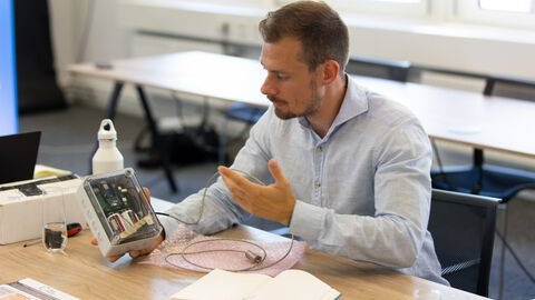 Digitalministerin Sinemus informiert sich bei PipePredict GmbH in Darmstadt über Projekt zum frühzeitigen Finden von Leckagen in Wasserrohren Digitalministerin Sinemus informiert sich bei PipePredict GmbH in Darmstadt über Projekt zum frühzeitigen Finden von Leckagen in Wasserrohren