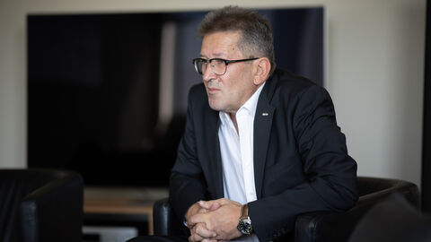 Die Digitalministerin besucht die GESAT GmbH in Frankfurt, die sich auf Satellitenkommunikationslösungen spezialisiert haben. Mit dem Geschäftsführer spricht sie über Potenziale Hessens. Die Digitalministerin besucht die GESAT GmbH in Frankfurt, die sich auf Satellitenkommunikationslösungen spezialisiert haben. Mit dem Geschäftsführer spricht sie über Potenziale Hessens.