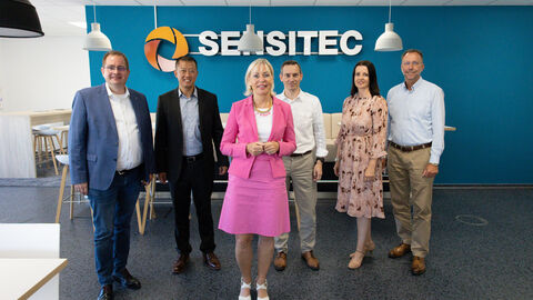 Digitalministerin informiert sich bei Sensitec GmbH in Wetzlar über den Einsatz digitaler Technologien in der Wirtschaft. Digitalministerin informiert sich bei Sensitec GmbH in Wetzlar über den Einsatz digitaler Technologien in der Wirtschaft.