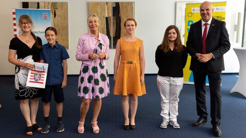 Digitalministerin Kristina Sinemus hat die Gewinnerinnen von "Dein Werk dein Tool!" nach Wiesbaden eingeladen.