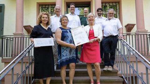 Digitalministerin Sinemus zeichnet das „Seniorenbüro Petri-Villa“ in Ober-Ramstadt als Di@-Lotsen-Stützpunkt aus Digitalministerin Sinemus zeichnet das „Seniorenbüro Petri-Villa“ in Ober-Ramstadt als Di@-Lotsen-Stützpunkt aus