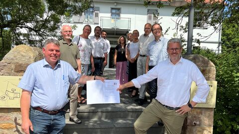 Staatssekretär Burghardt bei der Überreichung des Zuwendungsbescheid ins Rosbach vor der Höhe
