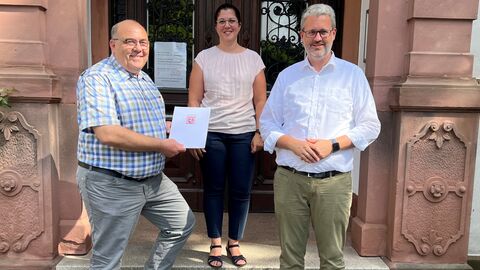 Staatssekretär Burghardt bei der Übergabe des Zuwendungsbescheids in Seeheim-Jugenheim