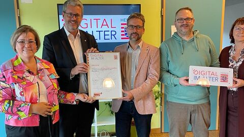 Staatssekretär Burghardt überreicht Bürgermeister Siehr die Auszeichnung