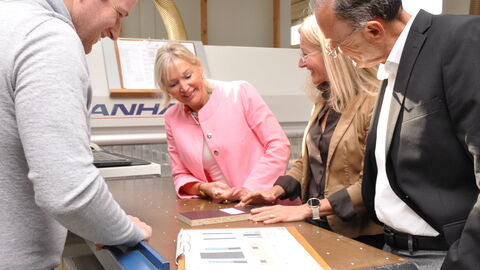 Digitalministerin besucht gemeinsam mit HWK-Präsident Frank Dittmar „Rabe Innenausbau“ in Simtshausen.
