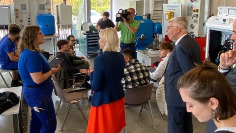 Digitalministerin besucht Berufsbildungs- und Technologiezentrum „Robert-Werner-Haus“