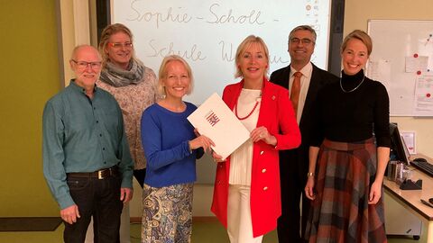 Digitalministerin überreicht Bescheid aus „Ehrenamt digitalisiert!“ über 12.084 Euro an Förderverein der Sophie-Scholl-Schule Bad Nauheim