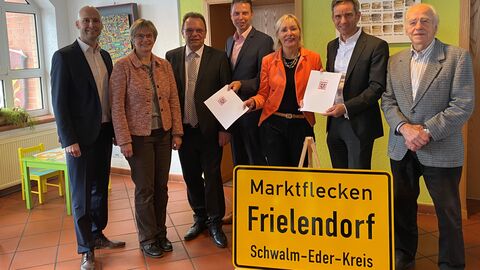 Digitalministerin Sinemus überreicht die Förderbescheide an die Vertreterinnen und Vertreter des Schwalm-Eder-Kreises