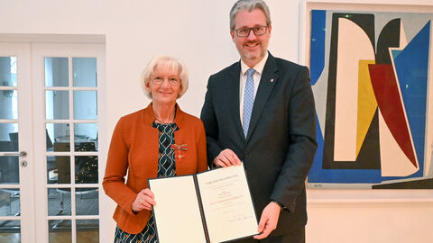 Staatssekretär Patrick Burghardt überreicht Petra Scheible das Verdienstkreuz am Bande des Verdienstordens der Bundesrepublik Deutschland Staatssekretär Patrick Burghardt überreicht Petra Scheible das Verdienstkreuz am Bande des Verdienstordens der Bundesrepublik Deutschland