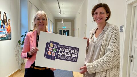 Digitalministerin Prof. Dr. Kristina Sinemus mit der Leiterin der Beratungsstelle Jugend und Medien, Jasmin Kraft