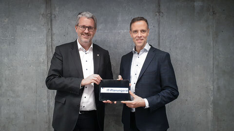 Dr. Markus Richter übergibt Patrick Burghardt symbolisch den Vorsitz im IT-Planungsrat