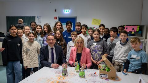 Kultusminister Lorz und Digitalministerin Sinemus mit Schülerinnen und Schülern Kultusminister Lorz und Digitalministerin Sinemus mit Schülerinnen und Schülern