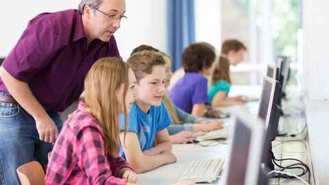 Digitale Kompetenzen: Schülerinnen und Schüler werden in neuem Pilotunterrichtsfach "Digitale Welt" unterrichtet Digitale Kompetenzen: Schülerinnen und Schüler werden in neuem Pilotunterrichtsfach "Digitale Welt" unterrichtet