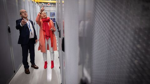 Digitalministerin Kristina Sinemus mit CEO Béla Waldhauser im Rechenzentrum Telehouse GmbH