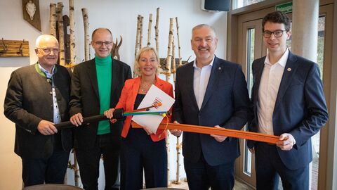 Digitalministerin Sinemus überreicht Förderbescheid über 39 Millionen Euro zum Ausbau „Grauer Flecken" im Landkreis Fulda.