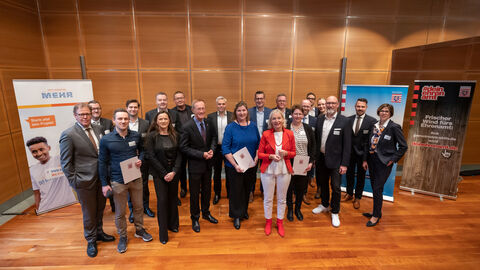 Staatsminister Axel Wintermeyer und Digitalministerin Prof. Dr. Kristina Sinemus übergeben Crowdfunding-Projekten Förderung vom Land