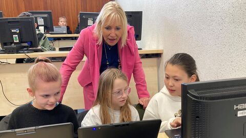 Digitalministerin Prof. Dr. Sinemus informiert sich in der Melanchthon-Schule Steinatal