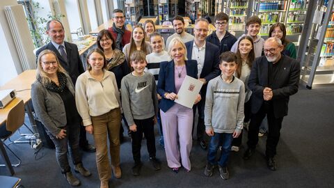 Digitalministerin überreicht mehr als 675.000 Euro aus DigitalPakt Schule an Franziskanergymnasium Kreuzburg in Großkrotzenburg