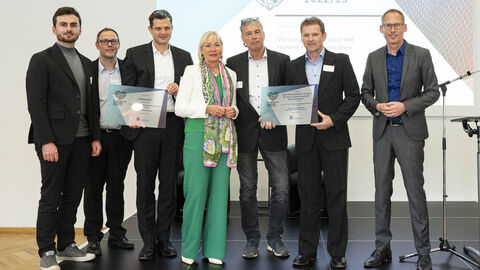 Digitalministerin Prof. Dr. Kristina Sinemus und Gesundheitsminister Kai Klose zeichnen die beiden  Gewinner-Projekte mit dem eHealth Award 2022/23 aus. Digitalministerin Prof. Dr. Kristina Sinemus und Gesundheitsminister Kai Klose zeichnen die beiden  Gewinner-Projekte mit dem eHealth Award 2022/23 aus.