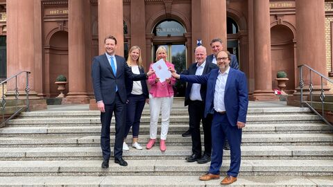 Bad Homburg erhält Förderung Gruppenfoto mit Digitalministerin Prof. Dr. Kristina Sinemus