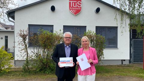 Digitalministerin Prof. Dr. Kristina Sinemus bei der Bescheidübergabe in Griesheim