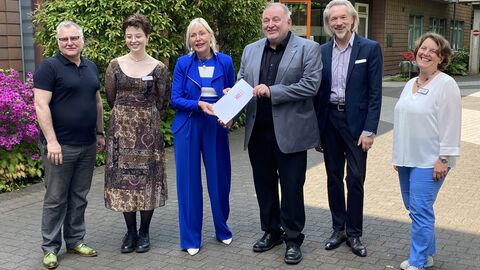 Digitalministerin Sinemus übergibt einen Bewilligungsbescheid in Höhe von 51.000 Euro für das „Freiwillige Soziale Jahr – Hessen digital plus (DFSJ+)“