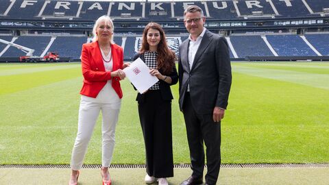 Ministerpräsident Rhein und Digitalministerin Prof. Dr. Sinemus stellen Fortschrittsbericht zur Digitalstrategie Hessens vor und übergeben einen Förderbescheid in Höhe von 1,3 Millionen Euro an Eileen O´Sullivan, Dezernentin für Digitalisierung der Stadt Frankfurt.