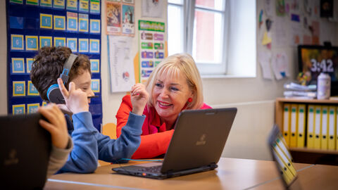 Die Anbindung der hessischen Schulen an das schnelle Netz ist eine wichtige Grundlage für guten zeitgemäßen digitalen Unterricht. 