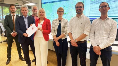 Ministerin Sinemus bei der Bescheidübergabe an Stadtrat Kowol Ministerin Sinemus bei der Bescheidübergabe an Stadtrat Kowol