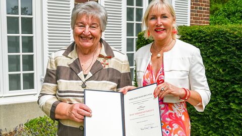 Ministerin Kristina Sinemus hat Agnes Schmidt das Bundesverdienstkreuz am Bande ausgehändigt Ministerin Kristina Sinemus hat Agnes Schmidt das Bundesverdienstkreuz am Bande ausgehändigt