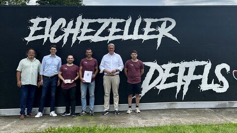 Staatssekretär Burghardt hat einen Förderbescheid an ISC Eichezeller Deifls e.V. überreicht