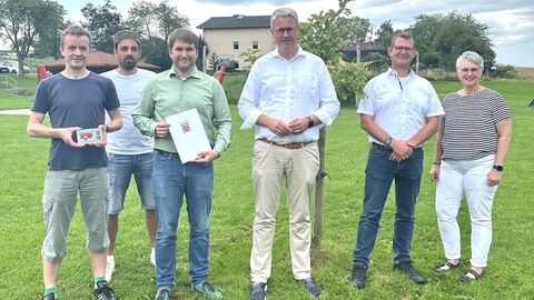 Staatsekretär Burghardt hat den Förderbescheid an den Obst- und Gartenbauverein Rainrod überreicht