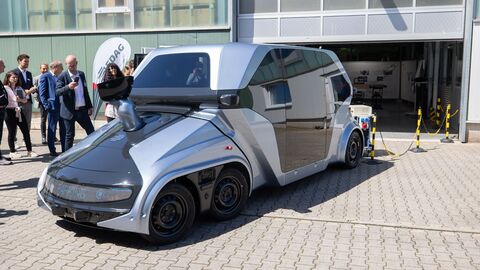 Autonom fahrendes Roboter-Auto Autonom fahrendes Roboter-Auto
