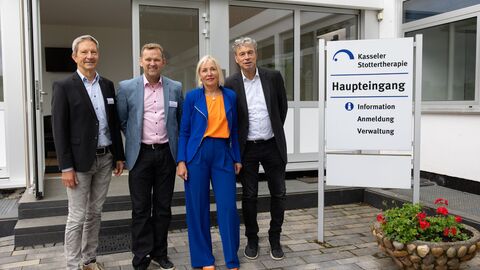 Digitalministerin Prof. Dr. Kristina Sinemus mit dem Geschäftsführer der im gleichen Haus ansässigen Parlo GmbH, Dr. Harald Mollberg, dem geschäftsführenden Gesellschafter der Stottertherapie, Herbert Frosch, sowie dem weiteren Geschäftsführer der Parlo GmbH, Dr. Alexander Wolff von Gudenberg. Digitalministerin Prof. Dr. Kristina Sinemus mit dem Geschäftsführer der im gleichen Haus ansässigen Parlo GmbH, Dr. Harald Mollberg, dem geschäftsführenden Gesellschafter der Stottertherapie, Herbert Frosch, sowie dem weiteren Geschäftsführer der Parlo GmbH, Dr. Alexander Wolff von Gudenberg.