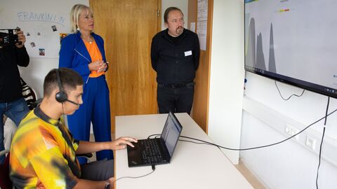 Digitalministerin Prof. Dr. Kristina Sinemus lässt sich das System der Stottertherapie demonstrieren. Digitalministerin Prof. Dr. Kristina Sinemus lässt sich das System der Stottertherapie demonstrieren.