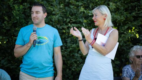 Digitalministerin Prof. Dr. Kristina Sinemus überreicht Lottomittel an den 1. Vorsitzenden des Beerfurther Schwimmbades, Torsten Beilstein. Digitalministerin Prof. Dr. Kristina Sinemus überreicht Lottomittel an den 1. Vorsitzenden des Beerfurther Schwimmbades, Torsten Beilstein.