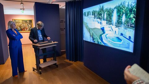 Digitalministerin Prof. Dr. Sinemus lässt sich die Ausstellung „Bergpark reloaded“ erläutern. Digitalministerin Prof. Dr. Sinemus lässt sich die Ausstellung „Bergpark reloaded“ erläutern.