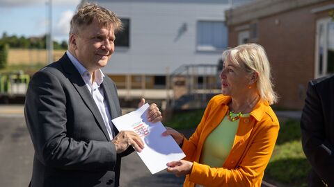 Digitalministerin Prof. Dr. Kristina Sinemus überreicht den Förderbescheid an Landrat Ulrich Krebs. Digitalministerin Prof. Dr. Kristina Sinemus überreicht den Förderbescheid an Landrat Ulrich Krebs.