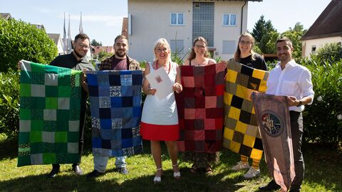 Digitalministerin Prof. Dr. Kristina Sinemus überreicht den Förderbescheid an die Vorstandsmitglieder Lukas Hnyk, Sebastian Rechel, Natascha, Anna sowie den Bürgermeister von Groß-Zimmern, Mark Pullmann. Digitalministerin Prof. Dr. Kristina Sinemus überreicht den Förderbescheid an die Vorstandsmitglieder Lukas Hnyk, Sebastian Rechel, Natascha, Anna sowie den Bürgermeister von Groß-Zimmern, Mark Pullmann.