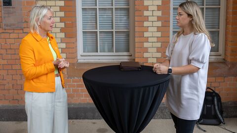 Ministerin Sinemus im Gespräch mit der Geschäftsführerin von Cognilize, Verena Krakau. Ministerin Sinemus im Gespräch mit der Geschäftsführerin von Cognilize, Verena Krakau.