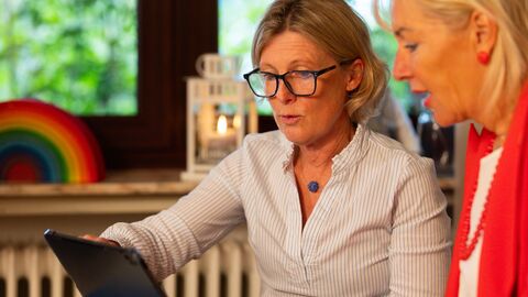 Hebamme Bitterling erläutert der Digitalministerin das Programm auf dem Tablet, welches sie dank der Fördermittel aus dem Programm DIGI-Ambulant anschaffen konnte. Hebamme Bitterling erläutert der Digitalministerin das Programm auf dem Tablet, welches sie dank der Fördermittel aus dem Programm DIGI-Ambulant anschaffen konnte.